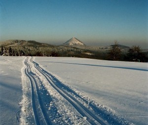 Stopy v okolí sjezdovky a Polevského vrchu. V pozadí Klíč